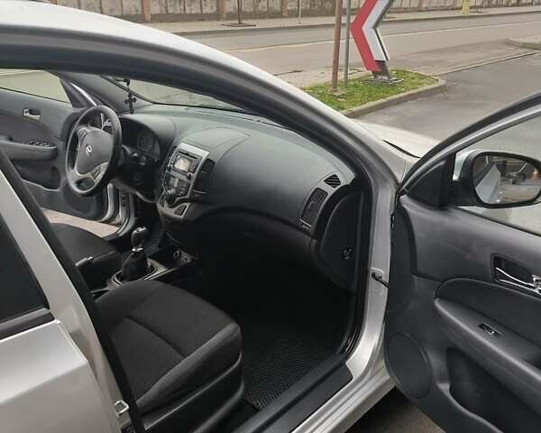 Сірий Хендай i30, об'ємом двигуна 1.58 л та пробігом 200 тис. км за 7150 $, фото 2 на Automoto.ua