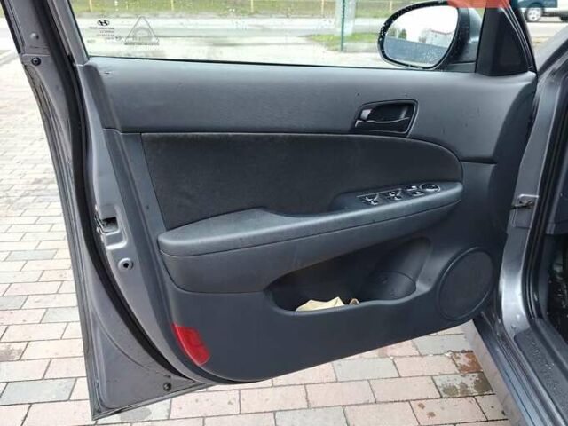 Сірий Хендай i30, об'ємом двигуна 1.58 л та пробігом 320 тис. км за 5800 $, фото 13 на Automoto.ua