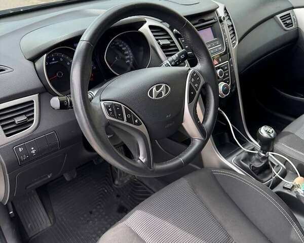 Серый Хендай i30, объемом двигателя 1.6 л и пробегом 149 тыс. км за 8500 $, фото 9 на Automoto.ua