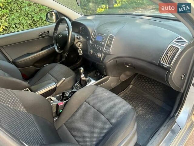 Сірий Хендай i30, об'ємом двигуна 0 л та пробігом 172 тис. км за 6400 $, фото 8 на Automoto.ua