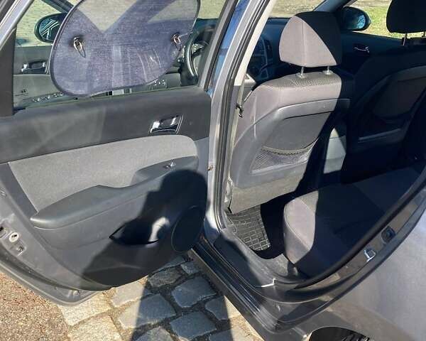 Серый Хендай i30, объемом двигателя 1.6 л и пробегом 145 тыс. км за 7063 $, фото 6 на Automoto.ua