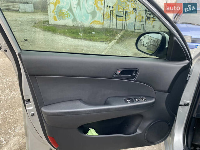 Сірий Хендай i30, об'ємом двигуна 1.6 л та пробігом 87 тис. км за 8200 $, фото 29 на Automoto.ua