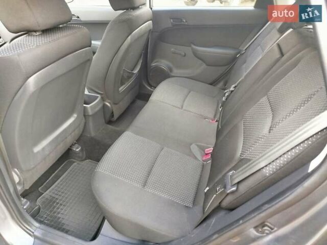 Сірий Хендай i30, об'ємом двигуна 1.4 л та пробігом 166 тис. км за 6350 $, фото 9 на Automoto.ua