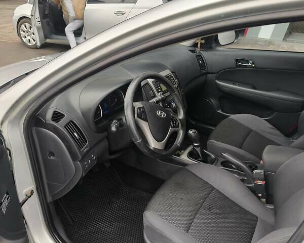 Сірий Хендай i30, об'ємом двигуна 1.58 л та пробігом 200 тис. км за 7150 $, фото 10 на Automoto.ua