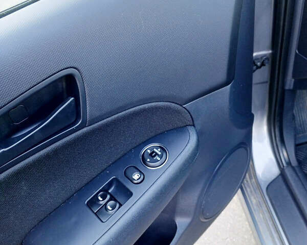 Сірий Хендай i30, об'ємом двигуна 1.4 л та пробігом 167 тис. км за 7400 $, фото 15 на Automoto.ua