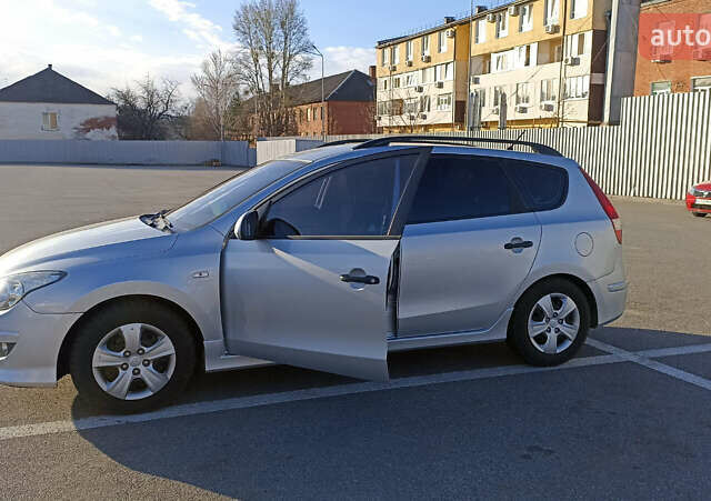 Серый Хендай i30, объемом двигателя 1.6 л и пробегом 275 тыс. км за 7000 $, фото 2 на Automoto.ua