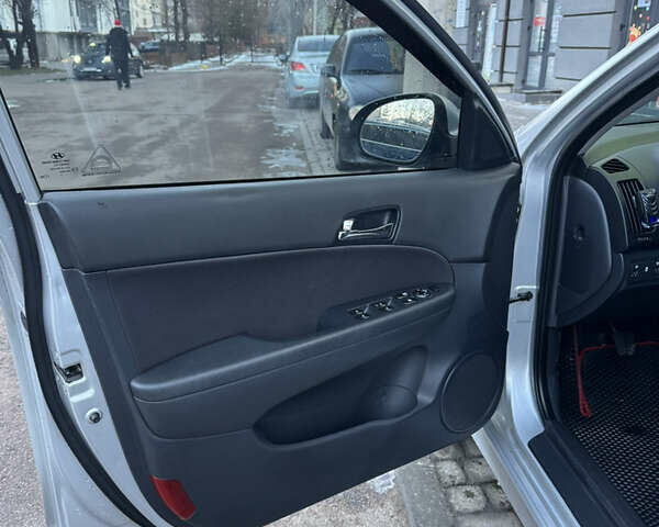 Серый Хендай i30, объемом двигателя 1.59 л и пробегом 307 тыс. км за 5500 $, фото 13 на Automoto.ua