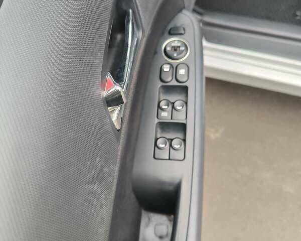 Сірий Хендай i30, об'ємом двигуна 1.58 л та пробігом 200 тис. км за 7150 $, фото 4 на Automoto.ua