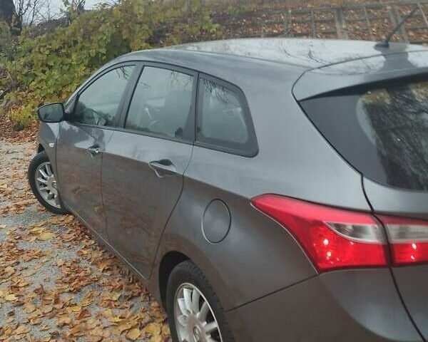 Серый Хендай i30, объемом двигателя 1.4 л и пробегом 350 тыс. км за 5700 $, фото 1 на Automoto.ua