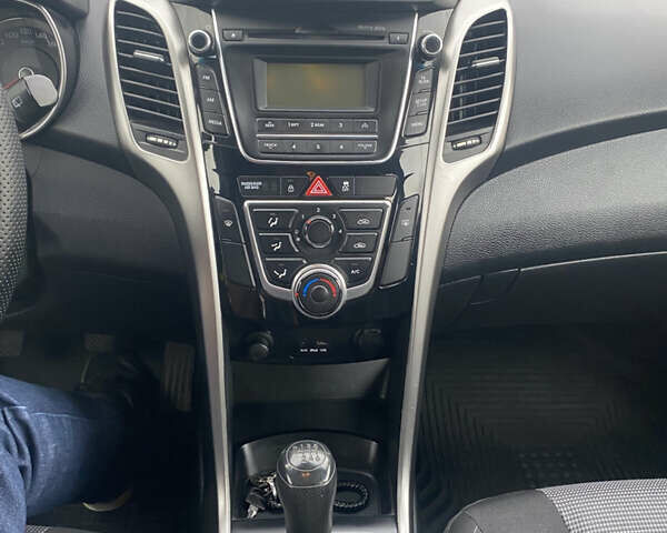 Серый Хендай i30, объемом двигателя 1.6 л и пробегом 107 тыс. км за 8900 $, фото 13 на Automoto.ua