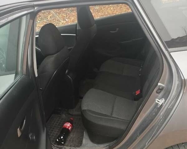 Серый Хендай i30, объемом двигателя 1.4 л и пробегом 350 тыс. км за 5700 $, фото 6 на Automoto.ua