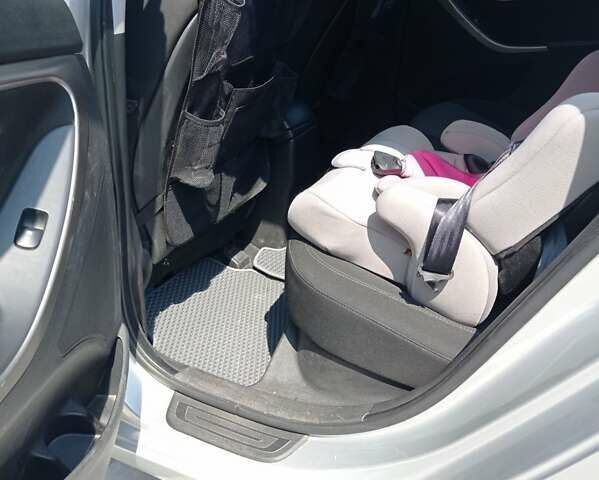 Сірий Хендай i30, об'ємом двигуна 1.6 л та пробігом 280 тис. км за 8250 $, фото 4 на Automoto.ua