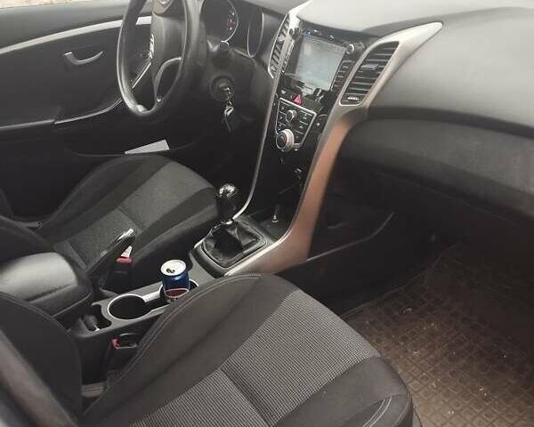 Серый Хендай i30, объемом двигателя 1.4 л и пробегом 350 тыс. км за 5700 $, фото 4 на Automoto.ua