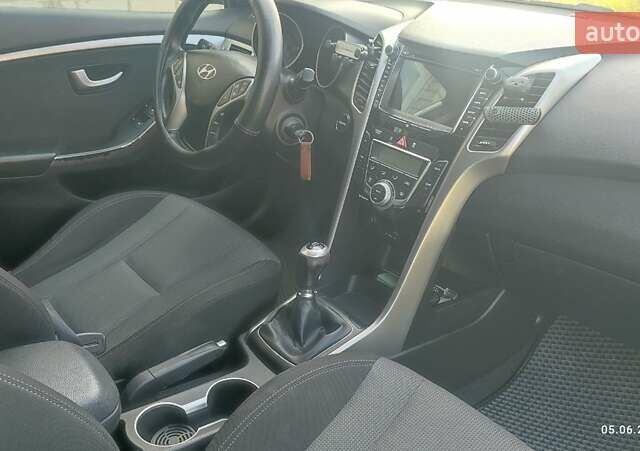Серый Хендай i30, объемом двигателя 1.58 л и пробегом 179 тыс. км за 10500 $, фото 9 на Automoto.ua