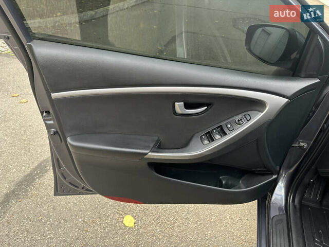 Сірий Хендай i30, об'ємом двигуна 1.58 л та пробігом 150 тис. км за 9800 $, фото 43 на Automoto.ua