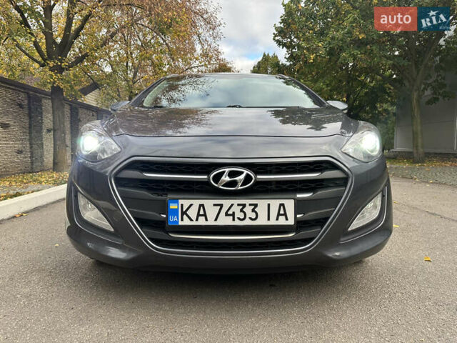 Сірий Хендай i30, об'ємом двигуна 1.58 л та пробігом 150 тис. км за 9800 $, фото 4 на Automoto.ua