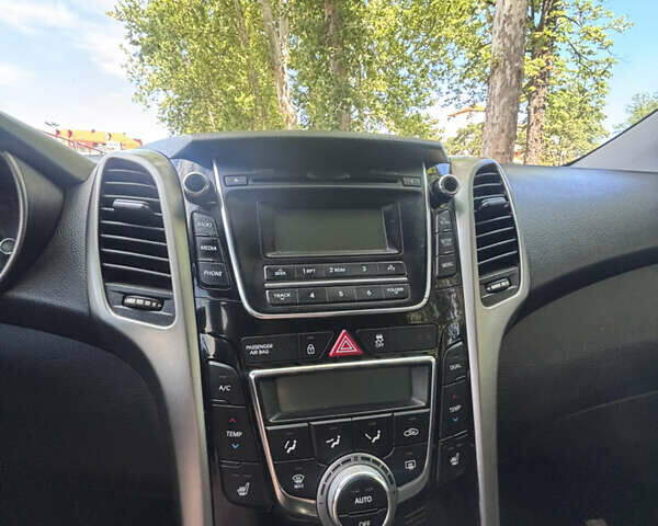 Серый Хендай i30, объемом двигателя 1.58 л и пробегом 250 тыс. км за 10500 $, фото 6 на Automoto.ua