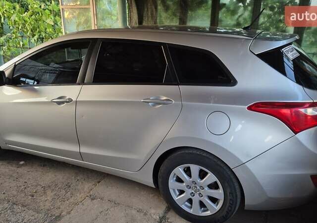 Хендай i30 2017 в Николаеве на Automoto.ua Серый Хендай i30, объемом двигателя 1.58 л и пробегом 228 тыс. км за 9999 $, фото 13 на Automoto.ua