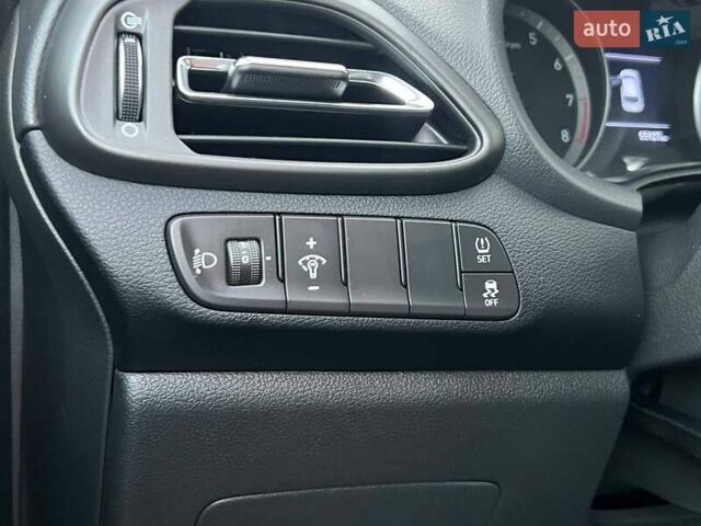 Серый Хендай i30, объемом двигателя 1.5 л и пробегом 55 тыс. км за 18690 $, фото 15 на Automoto.ua