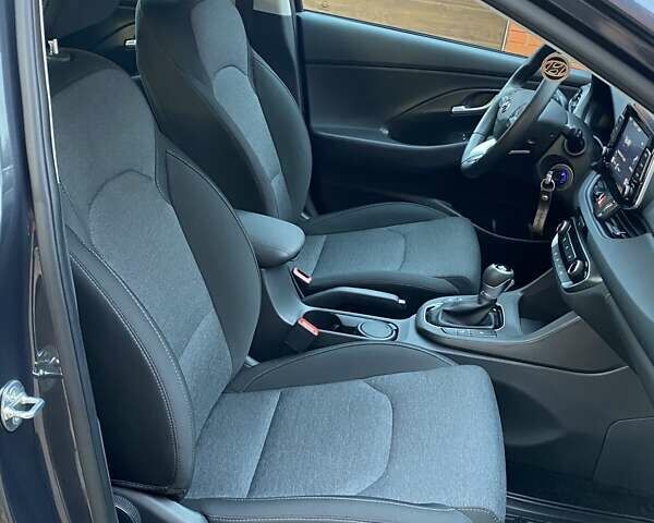 Серый Хендай i30, объемом двигателя 1.5 л и пробегом 3 тыс. км за 19999 $, фото 30 на Automoto.ua