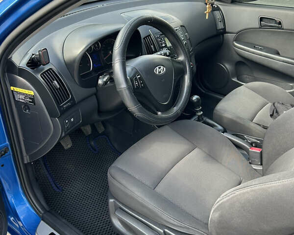 Синій Хендай i30, об'ємом двигуна 1.4 л та пробігом 212 тис. км за 5700 $, фото 2 на Automoto.ua