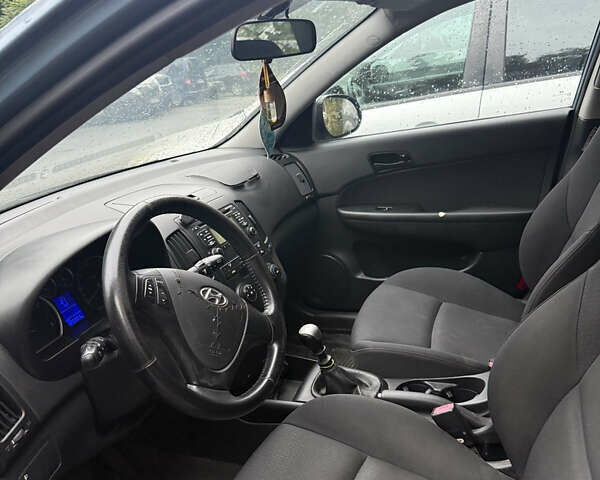 Синий Хендай i30, объемом двигателя 1.4 л и пробегом 124 тыс. км за 4500 $, фото 5 на Automoto.ua