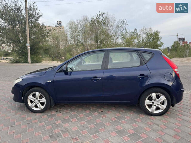 Синий Хендай i30, объемом двигателя 1.4 л и пробегом 260 тыс. км за 4450 $, фото 3 на Automoto.ua