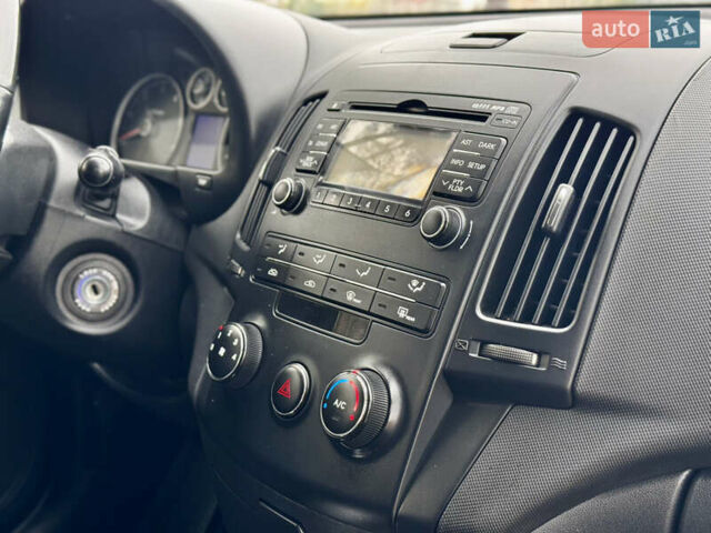 Синий Хендай i30, объемом двигателя 1.6 л и пробегом 189 тыс. км за 7900 $, фото 38 на Automoto.ua