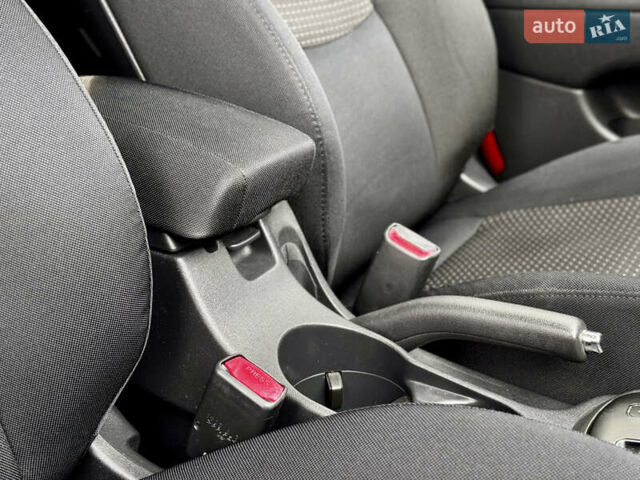 Синий Хендай i30, объемом двигателя 1.6 л и пробегом 189 тыс. км за 7900 $, фото 42 на Automoto.ua