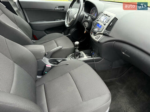 Синий Хендай i30, объемом двигателя 1.4 л и пробегом 235 тыс. км за 6350 $, фото 8 на Automoto.ua