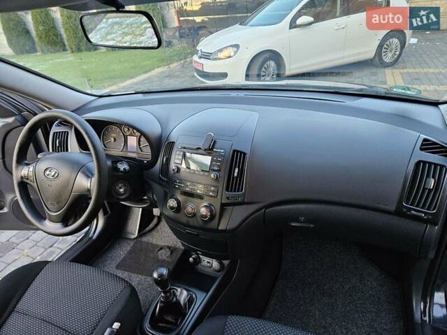 Синий Хендай i30, объемом двигателя 1.4 л и пробегом 184 тыс. км за 5500 $, фото 16 на Automoto.ua