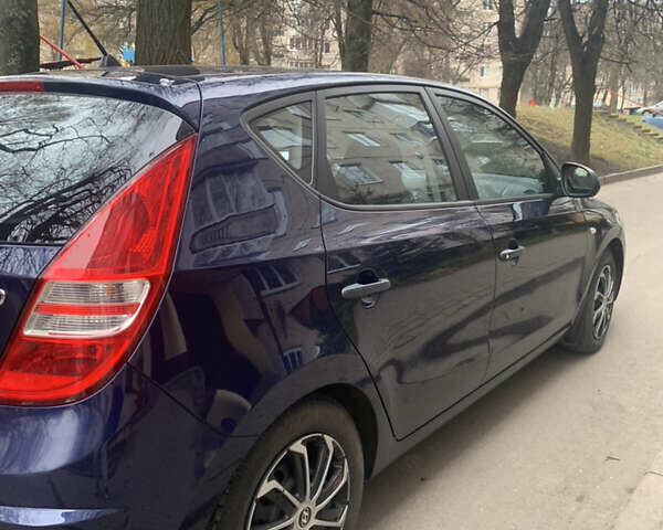 Синий Хендай i30, объемом двигателя 1.4 л и пробегом 212 тыс. км за 5800 $, фото 5 на Automoto.ua