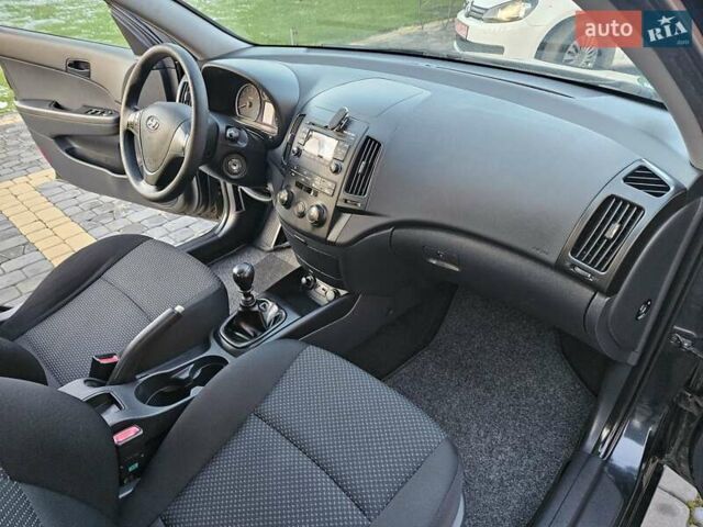 Синий Хендай i30, объемом двигателя 1.4 л и пробегом 184 тыс. км за 5500 $, фото 15 на Automoto.ua