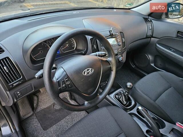 Синий Хендай i30, объемом двигателя 1.4 л и пробегом 184 тыс. км за 5500 $, фото 10 на Automoto.ua