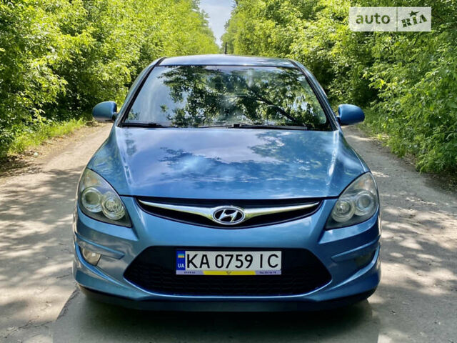 Синий Хендай i30, объемом двигателя 1.4 л и пробегом 235 тыс. км за 6200 $, фото 2 на Automoto.ua