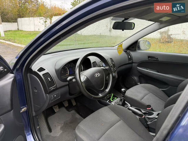 Синий Хендай i30, объемом двигателя 1.4 л и пробегом 251 тыс. км за 4100 $, фото 9 на Automoto.ua
