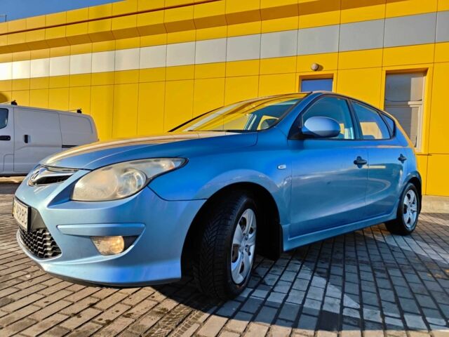 Синий Хендай i30, объемом двигателя 1.6 л и пробегом 286 тыс. км за 5500 $, фото 2 на Automoto.ua