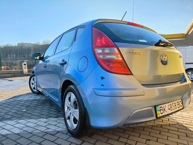Синий Хендай i30, объемом двигателя 1.6 л и пробегом 286 тыс. км за 5500 $, фото 7 на Automoto.ua