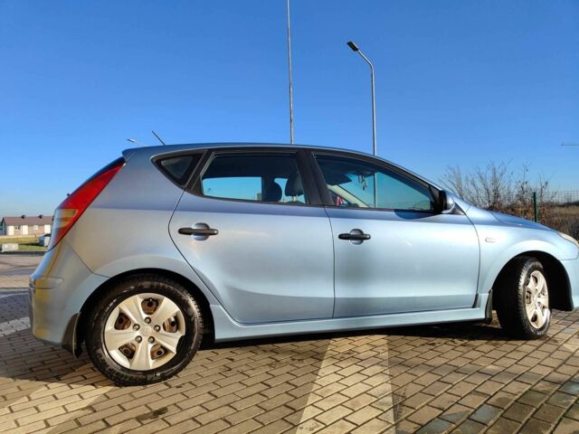 Синий Хендай i30, объемом двигателя 1.6 л и пробегом 286 тыс. км за 5500 $, фото 5 на Automoto.ua