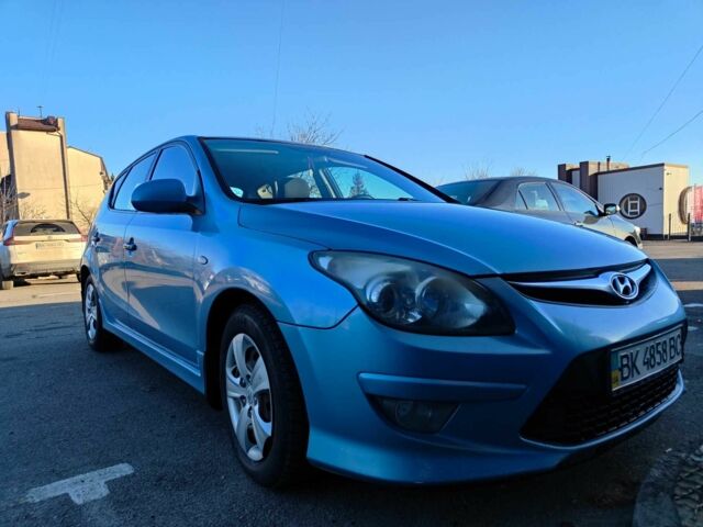 Синий Хендай i30, объемом двигателя 1.6 л и пробегом 286 тыс. км за 5500 $, фото 11 на Automoto.ua