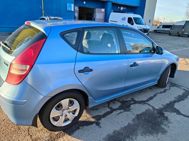 Синий Хендай i30, объемом двигателя 1.6 л и пробегом 286 тыс. км за 5500 $, фото 3 на Automoto.ua