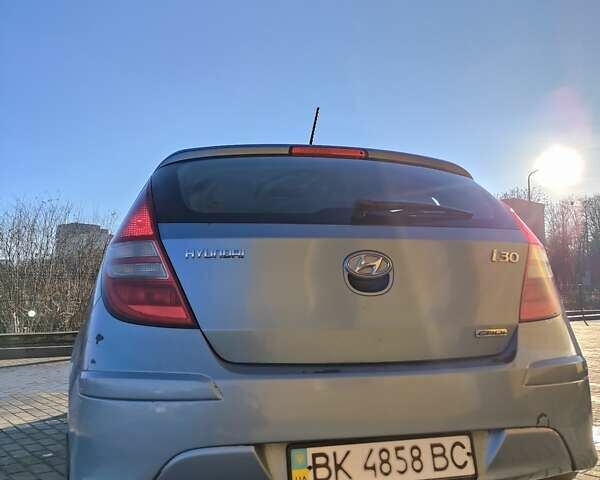 Синий Хендай i30, объемом двигателя 1.58 л и пробегом 286 тыс. км за 5500 $, фото 8 на Automoto.ua