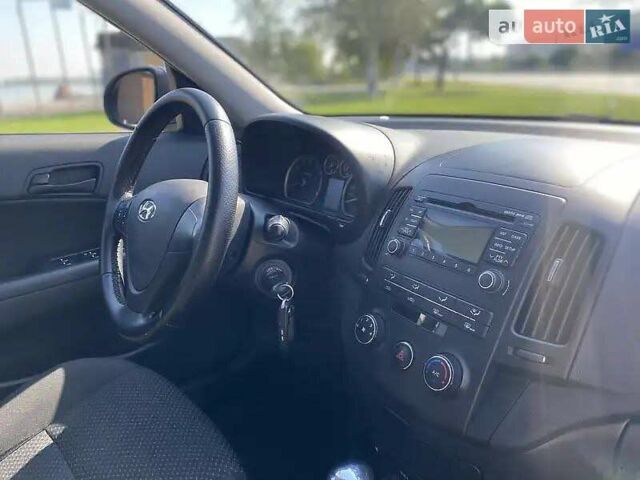 Синій Хендай i30, об'ємом двигуна 1.59 л та пробігом 245 тис. км за 7800 $, фото 3 на Automoto.ua