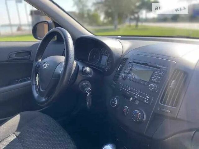 Синий Хендай i30, объемом двигателя 1.6 л и пробегом 248 тыс. км за 7500 $, фото 5 на Automoto.ua