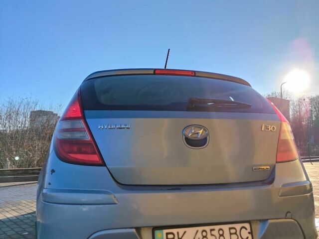 Синий Хендай i30, объемом двигателя 1.6 л и пробегом 286 тыс. км за 5500 $, фото 9 на Automoto.ua