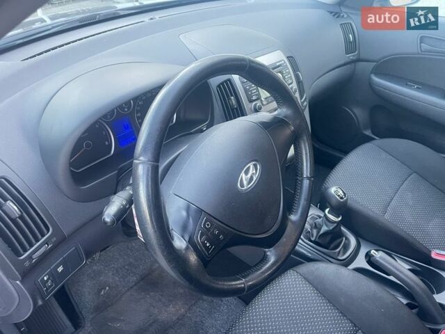 Синий Хендай i30, объемом двигателя 1.4 л и пробегом 225 тыс. км за 7000 $, фото 11 на Automoto.ua