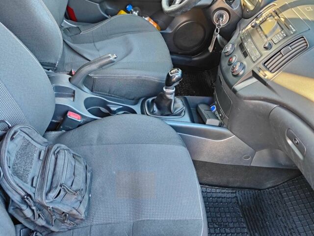 Синий Хендай i30, объемом двигателя 1.6 л и пробегом 286 тыс. км за 5500 $, фото 12 на Automoto.ua