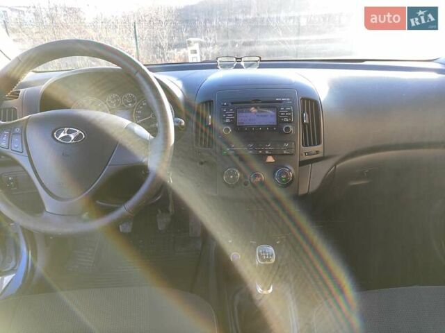 Синий Хендай i30, объемом двигателя 1.58 л и пробегом 286 тыс. км за 5500 $, фото 12 на Automoto.ua