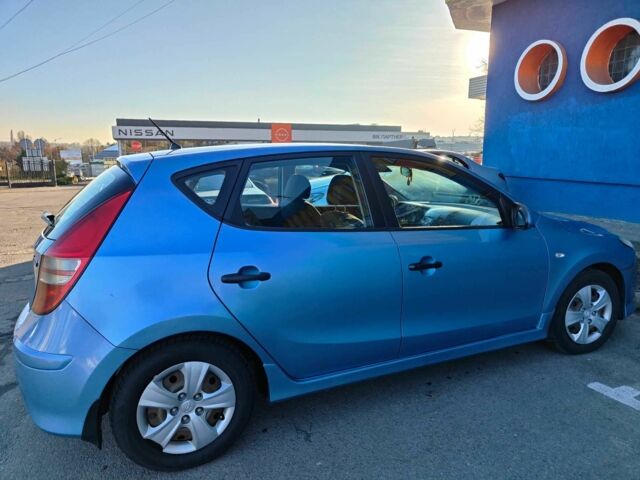 Синий Хендай i30, объемом двигателя 1.6 л и пробегом 286 тыс. км за 5500 $, фото 1 на Automoto.ua