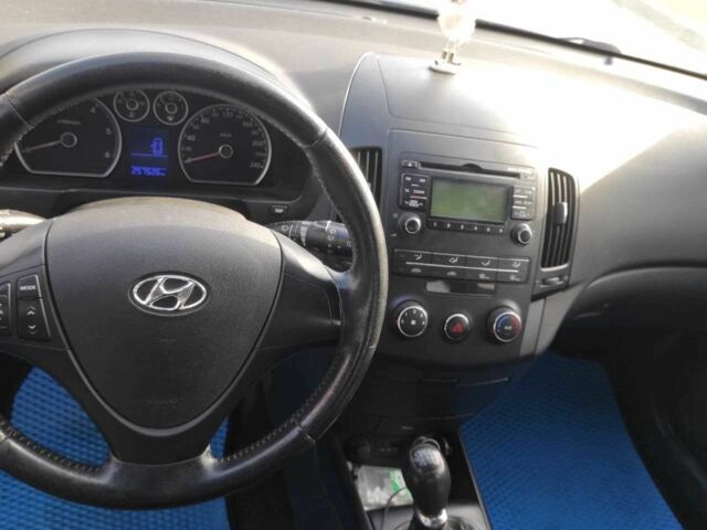 Синий Хендай i30, объемом двигателя 1.6 л и пробегом 257 тыс. км за 7200 $, фото 7 на Automoto.ua